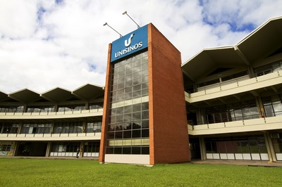 Imagem de um prédio da Unisinos com árvores ao redor